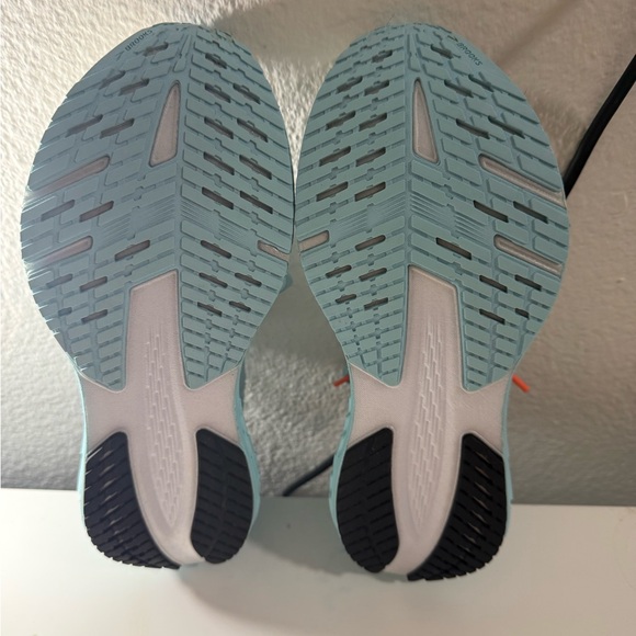 Brooks launch 11 Women's Athletic Shoes - White and Light Blue - Picture 8 of 10